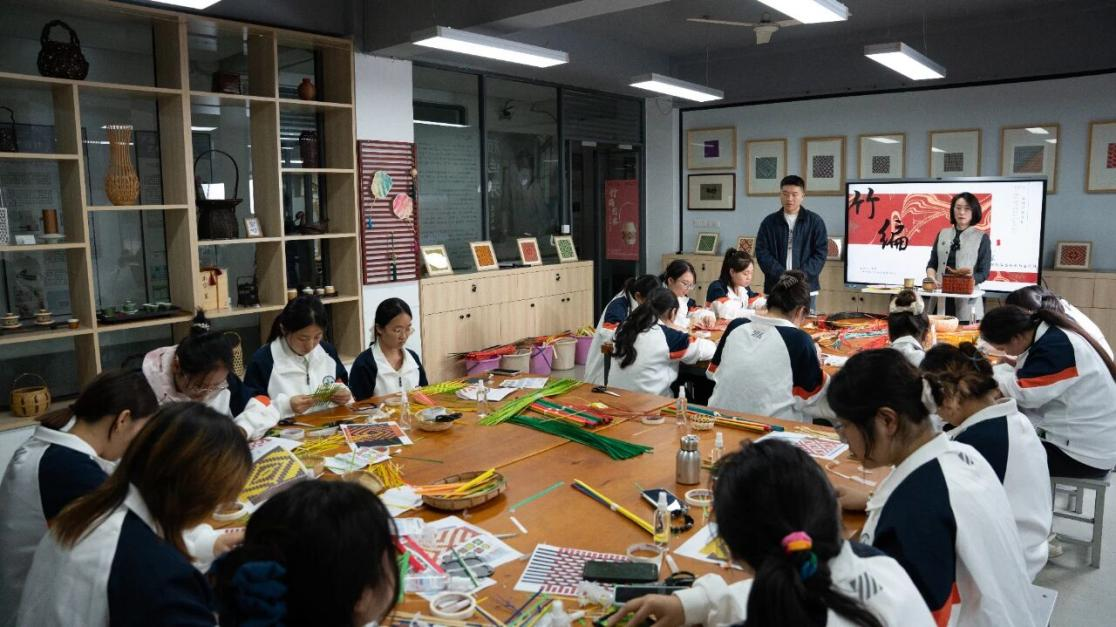 为非遗“添彩”，为青春“赋能”：江苏建院的文化育人新实践
